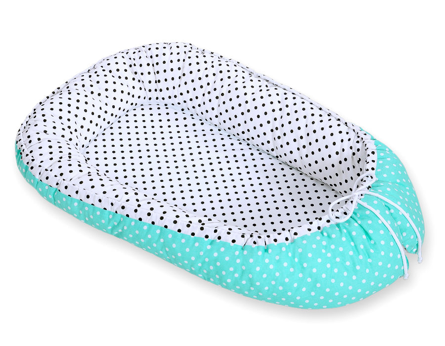 Baby nestje Dubbelzijdige Premium Cocoon for infants BOBONO - black dots white dots on mint – afbeelding 5