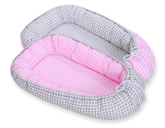 Baby nestje Dubbelzijdige Premium Cocoon for infants BOBONO- grey checkered/ pink checkered – afbeelding 2