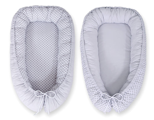 Baby nestje Dubbelzijdige Premium Cocoon for infants BOBONO- Grey rosette /grey – afbeelding 2