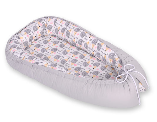 Baby nestje Dubbelzijdige Premium Cocoon for infants BOBONO- hedgehogs grey – afbeelding 2