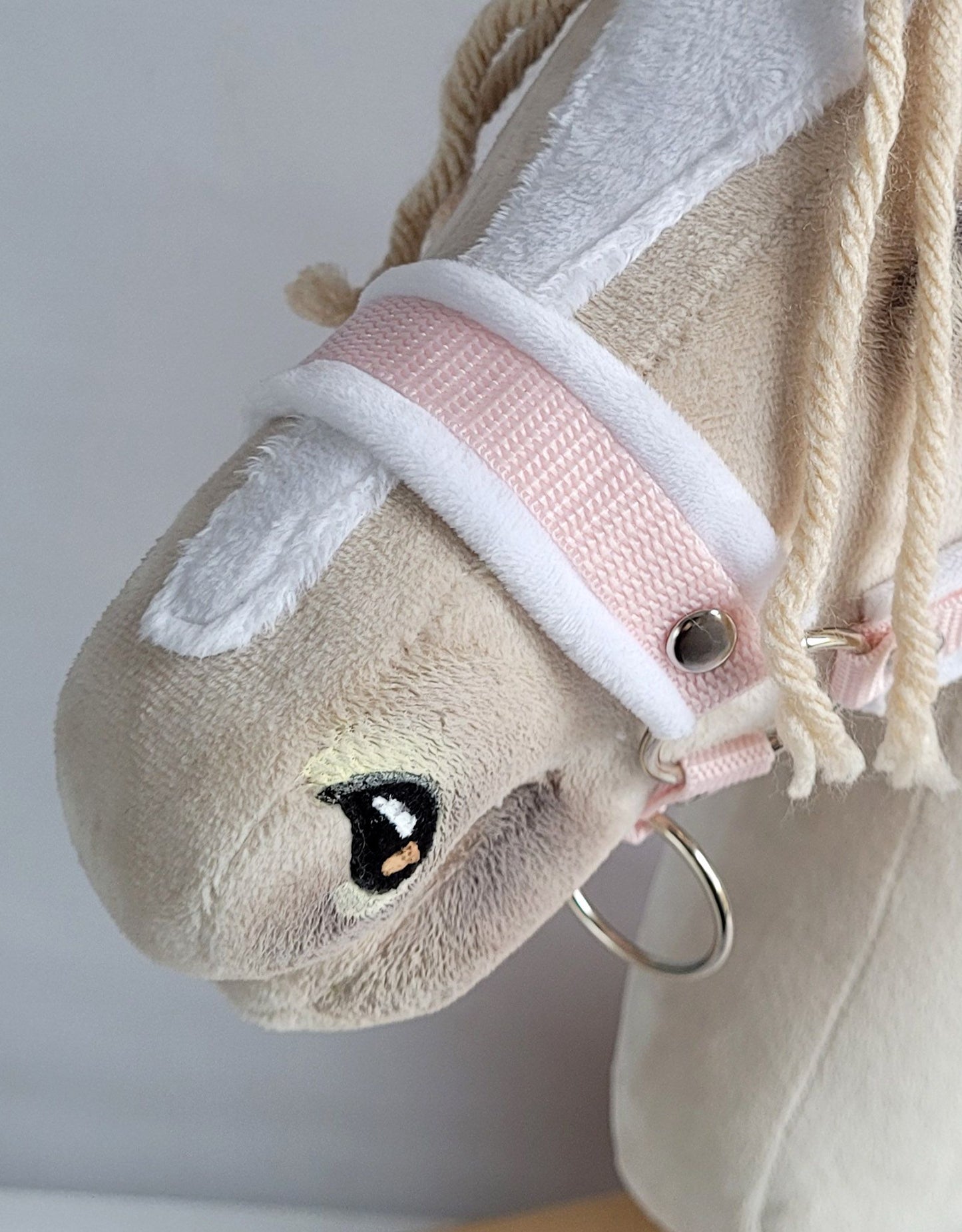 The adjustable halter for Hobby Horse A3 - powder pink with white furry – afbeelding 3