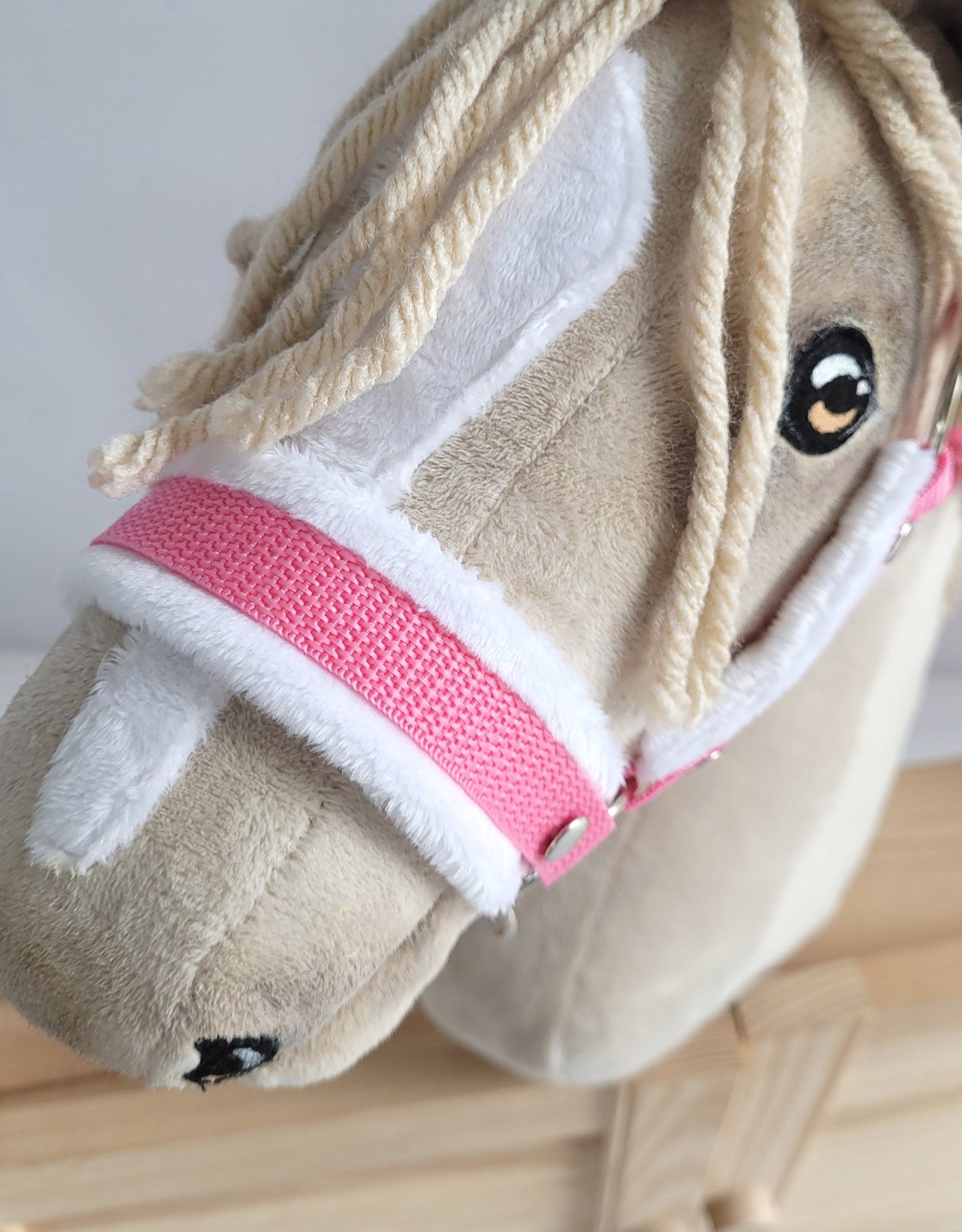 The adjustable halter for Hobby Horse A3 - pink with white furry – afbeelding 3