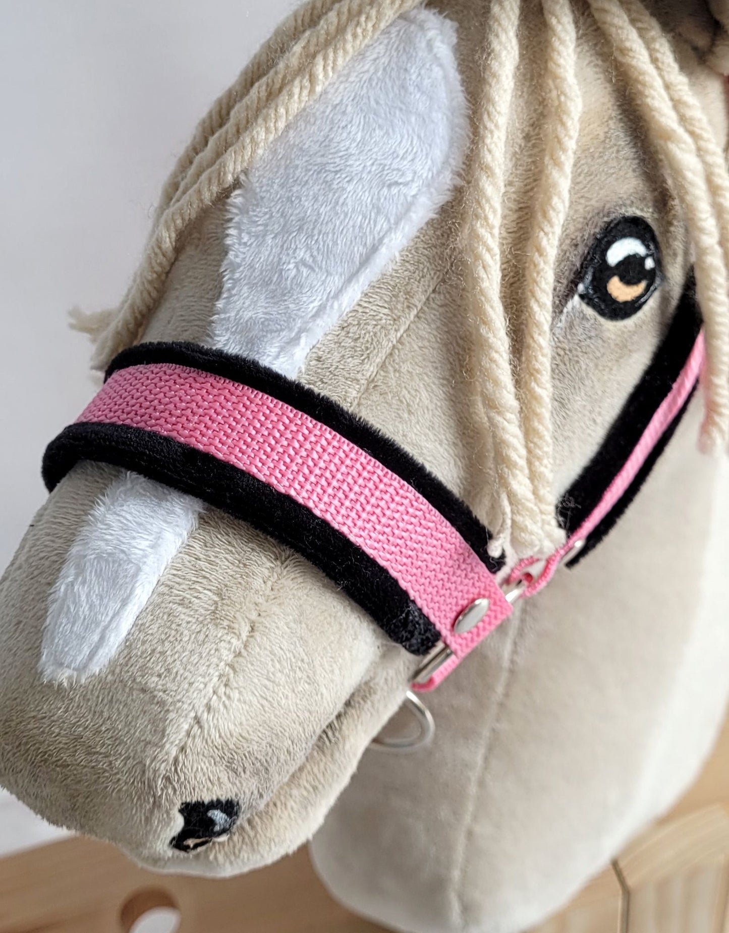 The adjustable halter for Hobby Horse A3 - pink with black furry – afbeelding 3