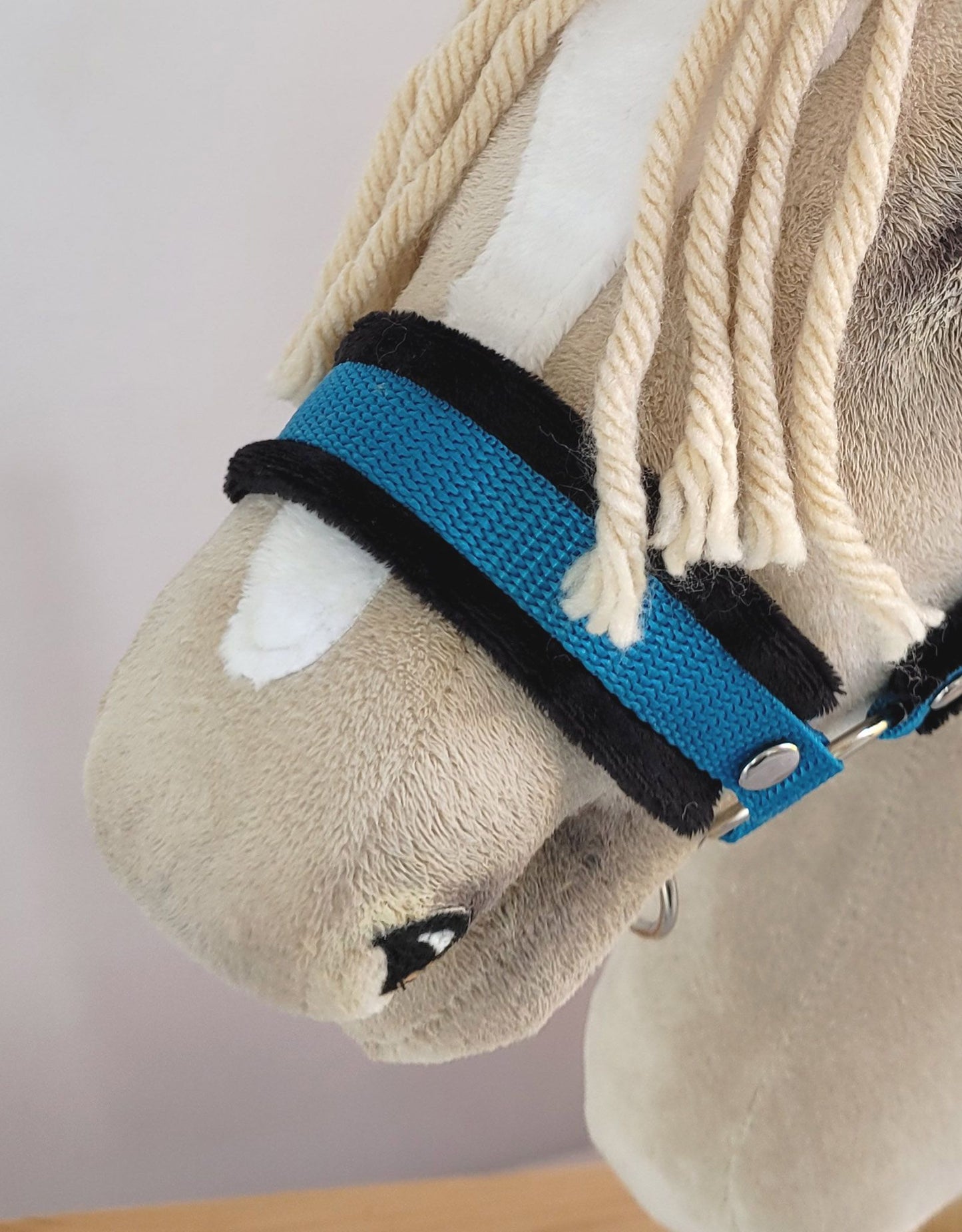 The adjustable halter for Hobby Horse A3 - turquoise with black furry – afbeelding 2