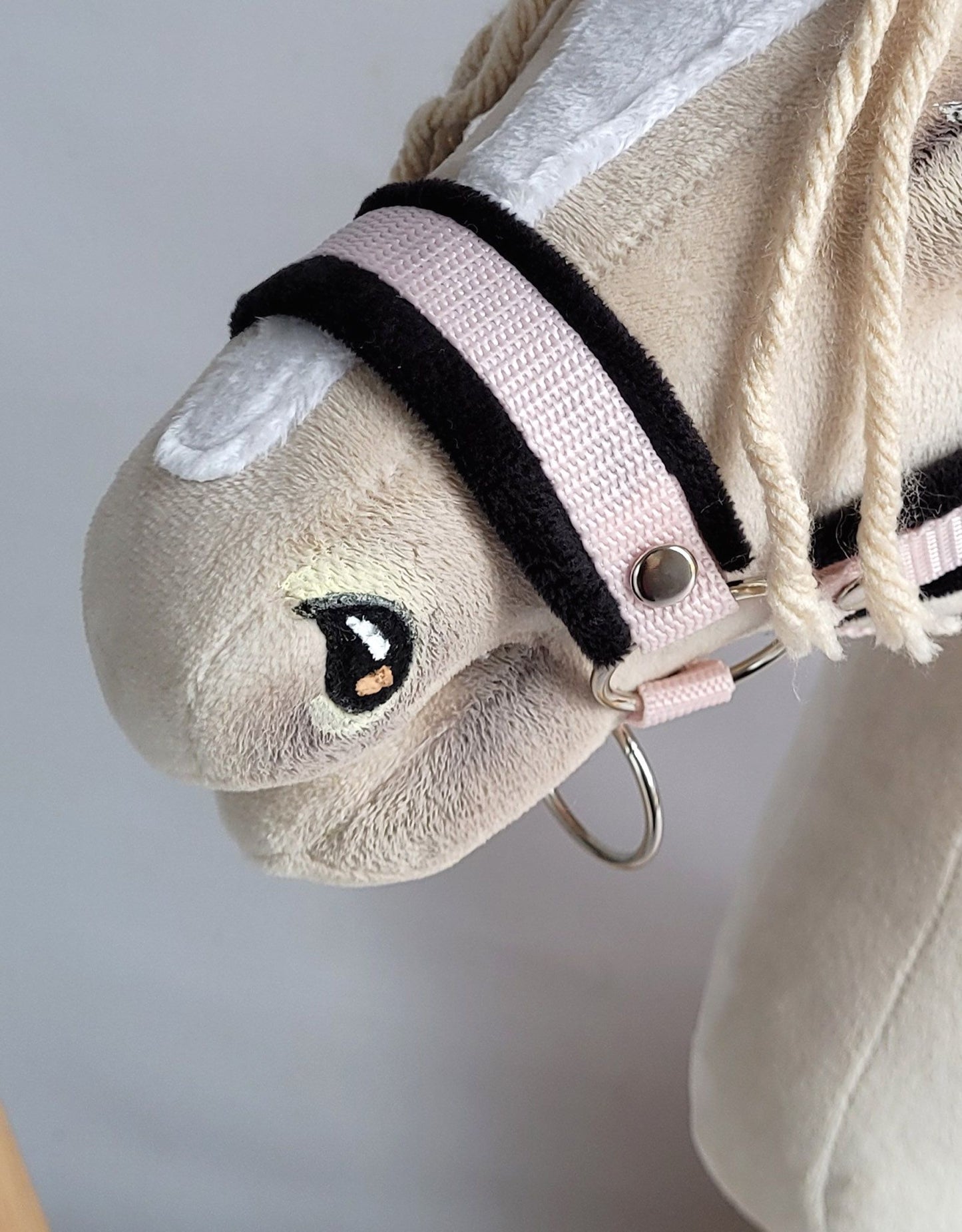 The adjustable halter for Hobby Horse A3 - powder pink with black furry – afbeelding 3