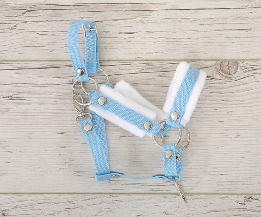 The adjustable halter for Hobby Horse A3 - light blue with white furry – afbeelding 2