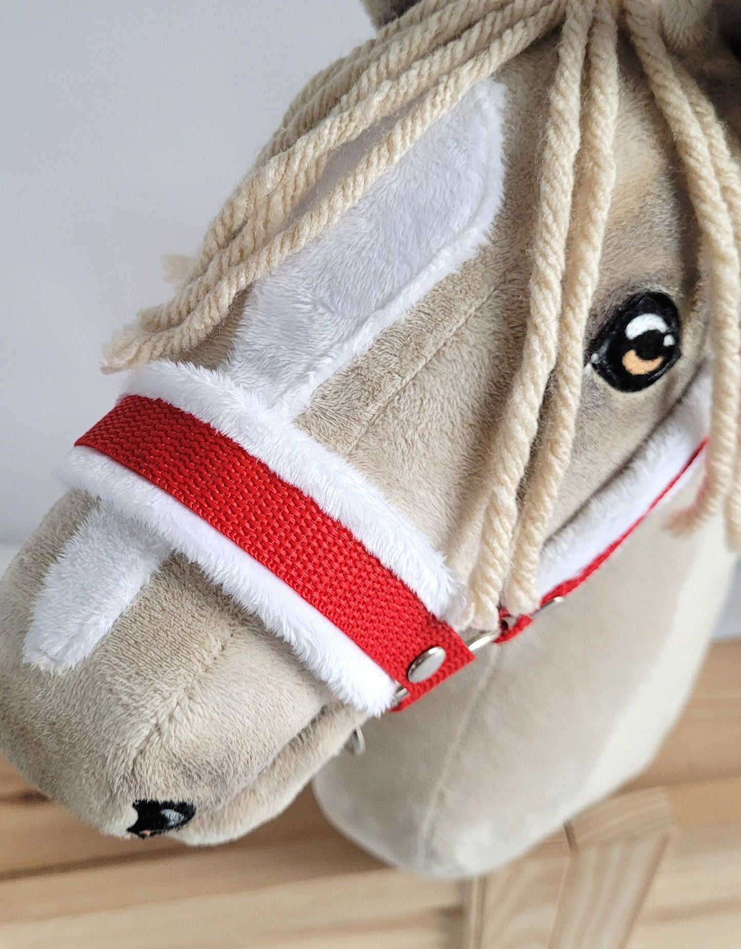 The adjustable halter for Hobby Horse A3 - red with white furry – afbeelding 3
