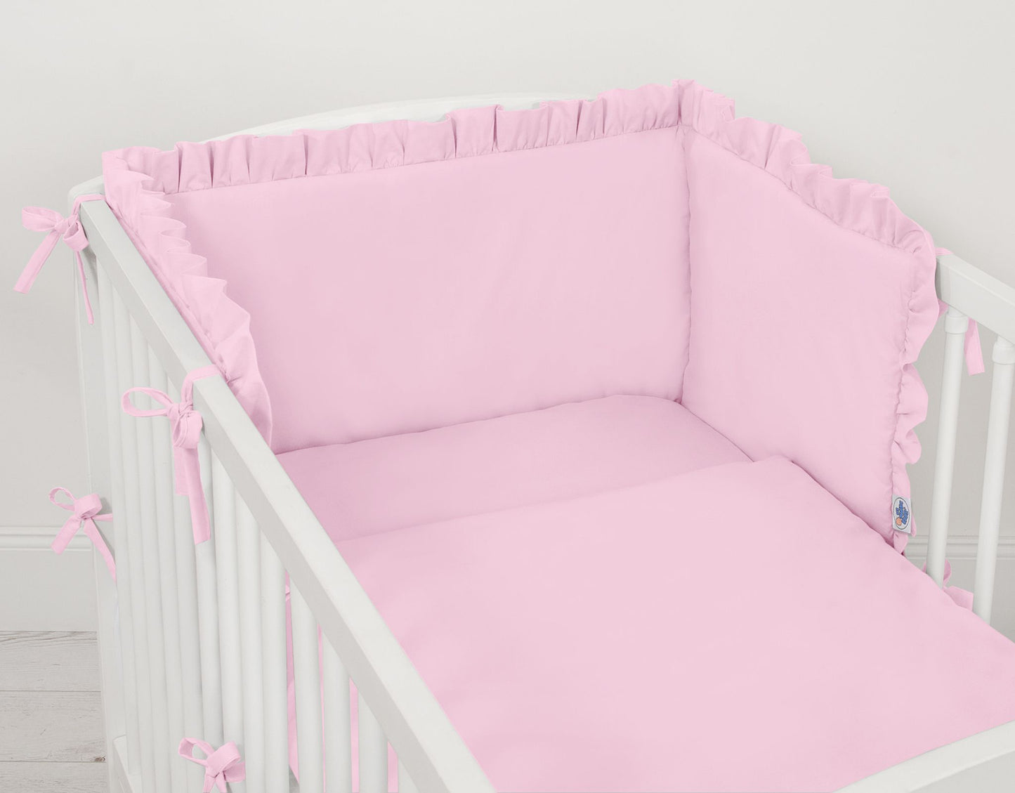 Universal baby bed bumper with frill - pink – afbeelding 2