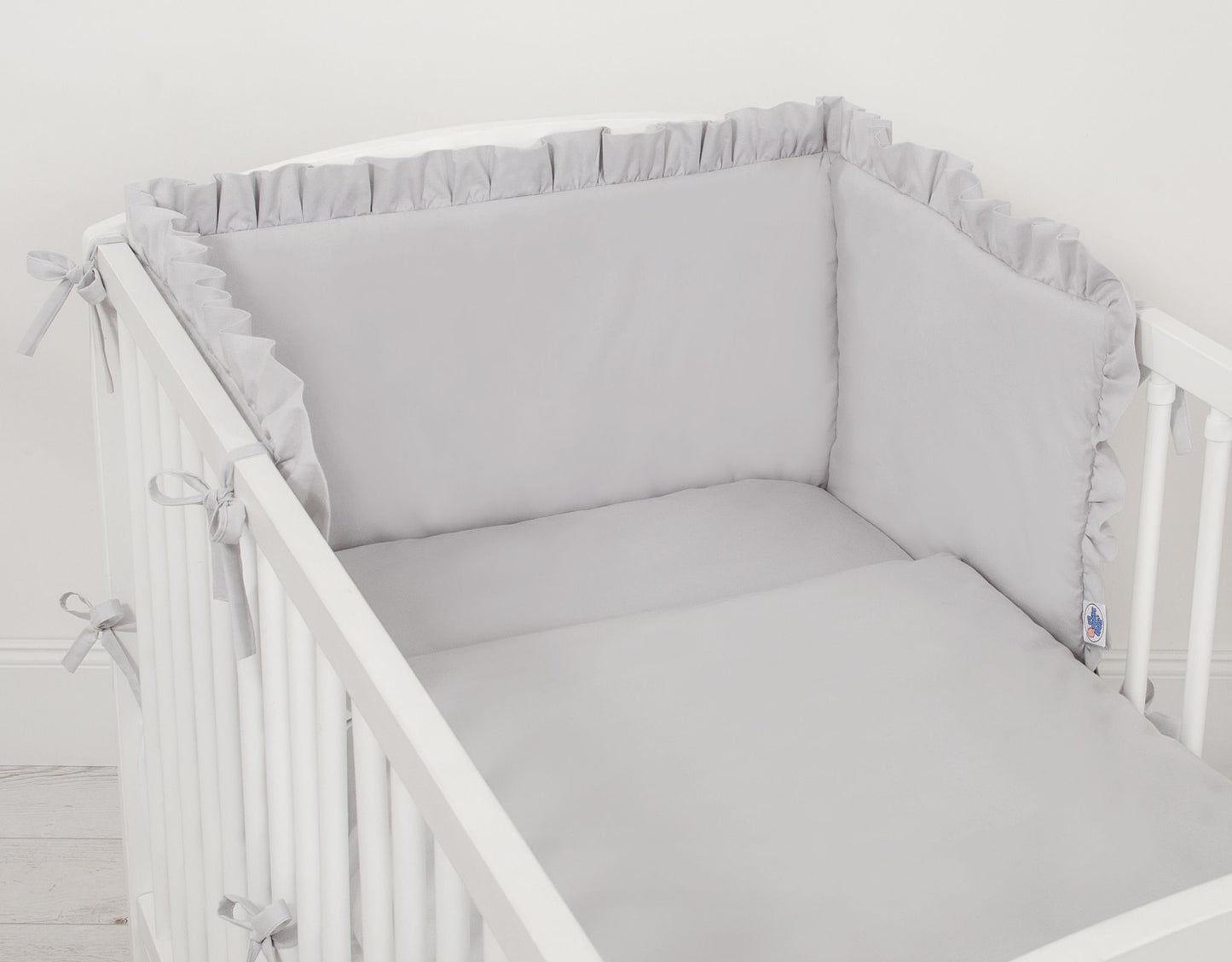 Universal baby bed bumper with frill - grey – afbeelding 2