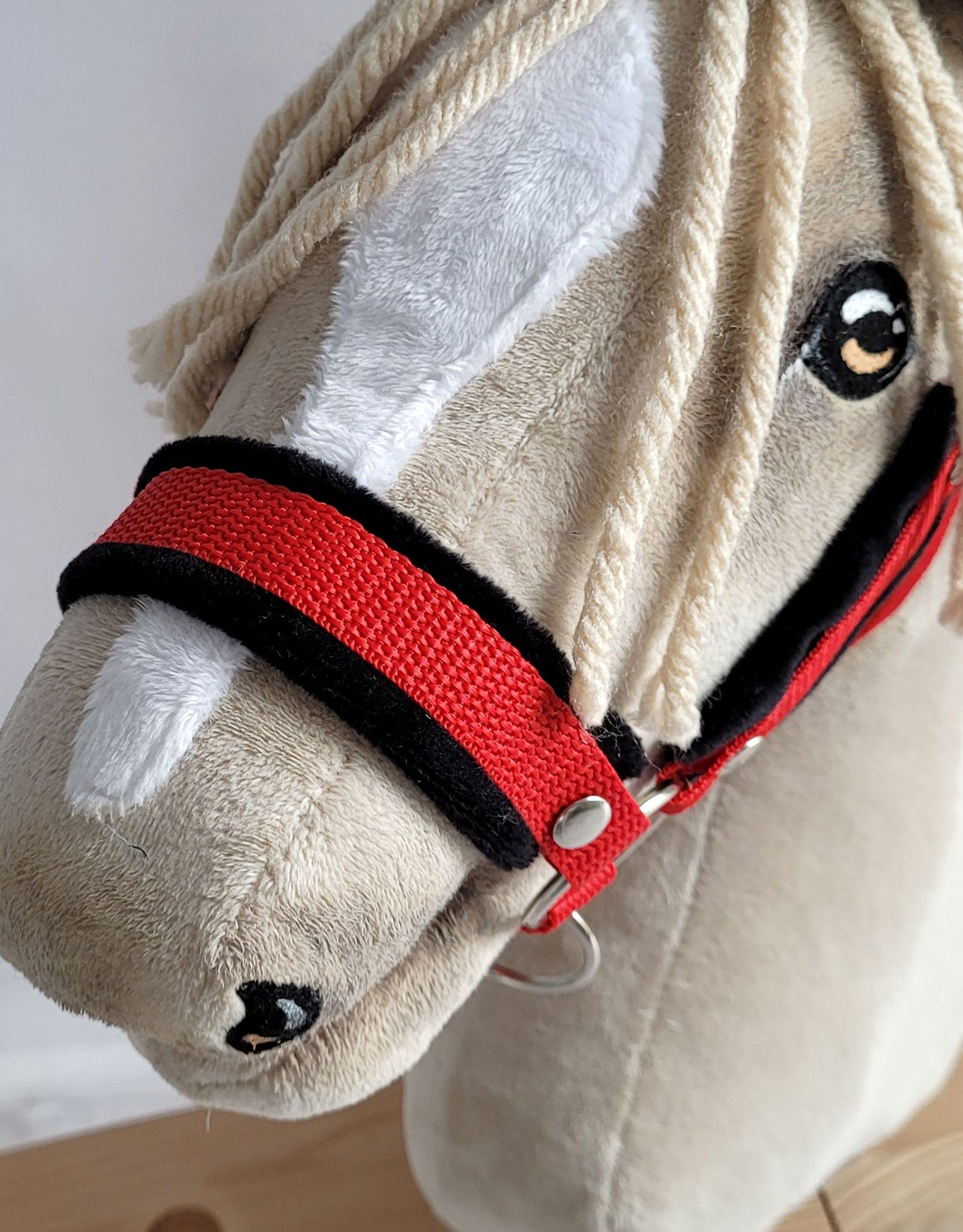 The adjustable halter for Hobby Horse A3 - red with black furry – afbeelding 3