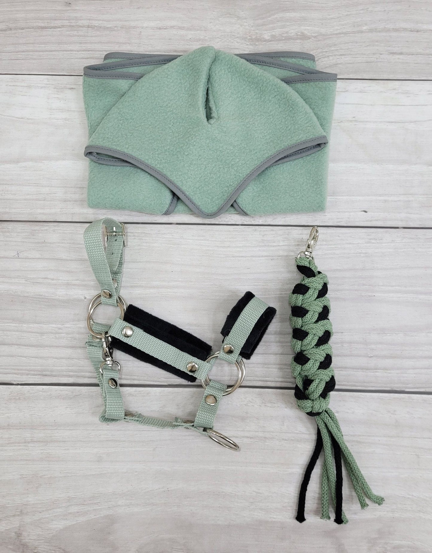 The adjustable halter for Hobby Horse A3 - sage with black furry – afbeelding 4