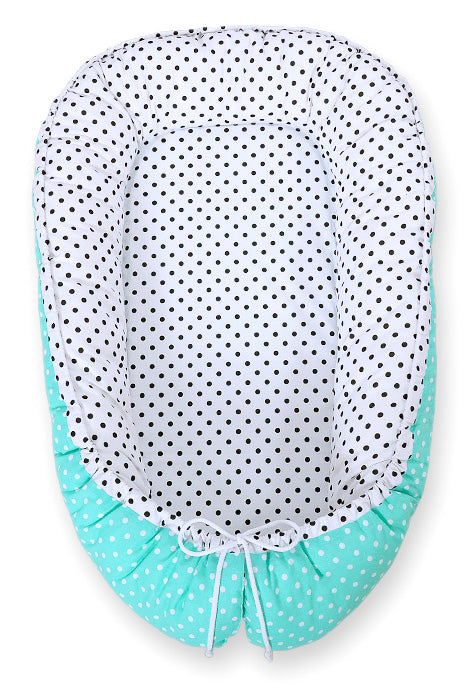 Baby nestje Dubbelzijdige Premium Cocoon for infants BOBONO - black dots white dots on mint – afbeelding 1