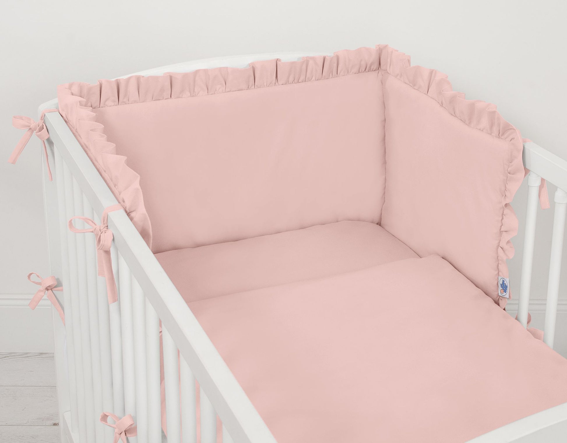 Universal baby bed bumper with frill - pastel pink – afbeelding 2
