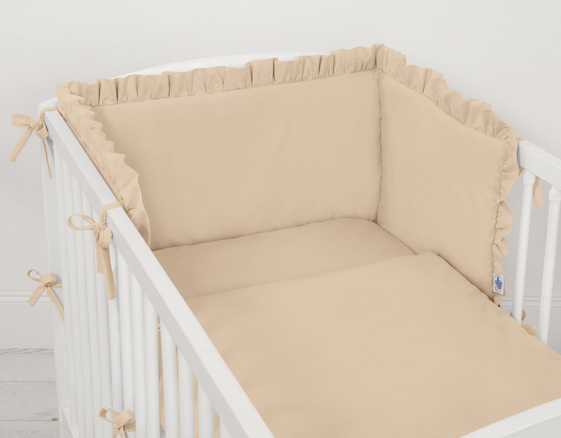 Universal baby bed bumper with frill - beige – afbeelding 2