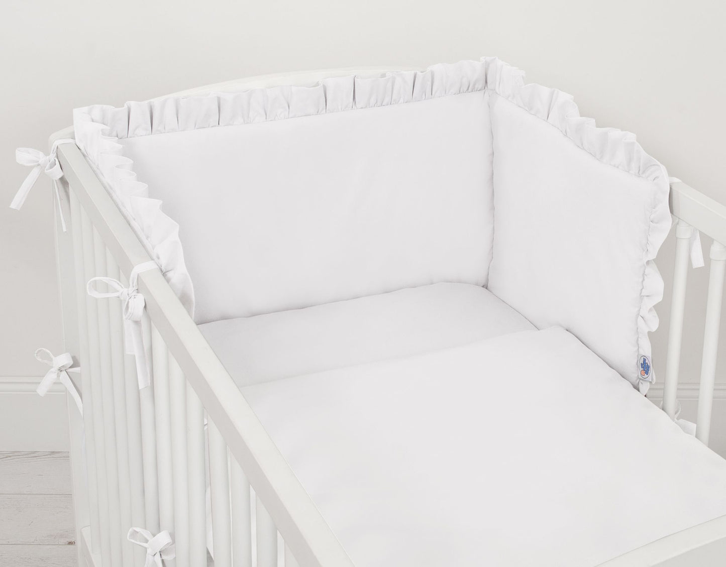 Universal baby bed bumper with frill - white – afbeelding 2