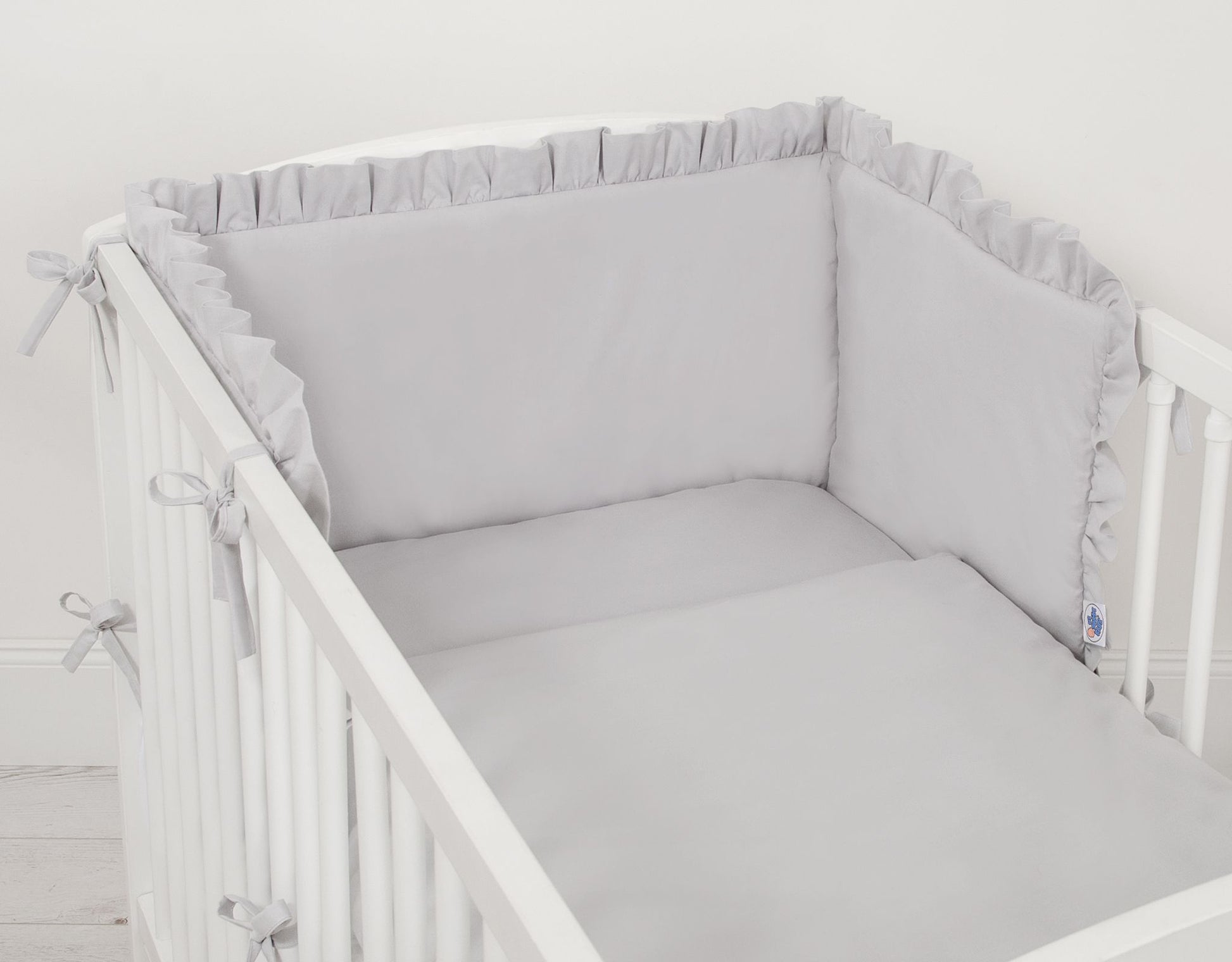 Universal baby bed bumper with frill - grey – afbeelding 2